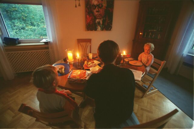 Eine Familie bei Kerzenschein