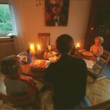 Eine Familie bei Kerzenschein
