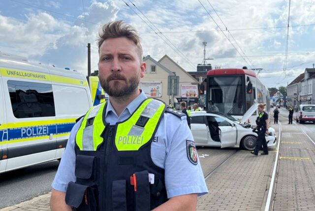 Polizeisprecher Steffen Korthoff berichtet im Video über den Stadtbahn-Unfall.