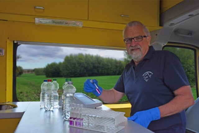 Harald Gülzow analysiert eine Wasserprobe.