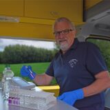 Harald Gülzow analysiert eine Wasserprobe.