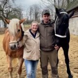 Nicole und Marc mit ihren Pferden Princess (l.) und Dante (r.).
