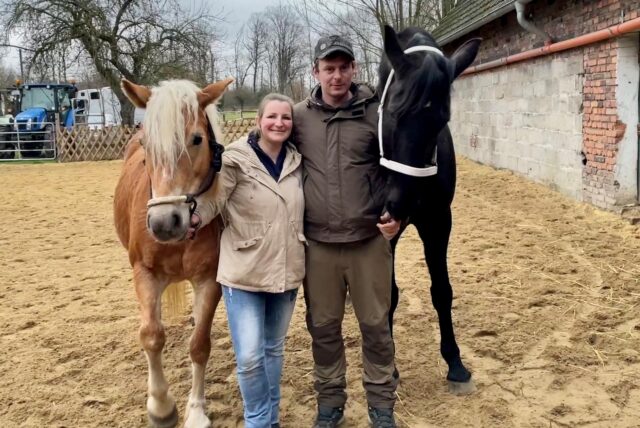 Nicole und Marc mit ihren Pferden Princess (l.) und Dante (r.).
