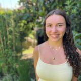 Die Abiturientin Lara Vennemeyer steht im Garten des Hauses ihre Eltern. Lara hat ein Abi von 0,8 gemacht.