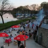 Montage zweier Bilder. Dj PAscal Stock links, rechts feiern Menschen im Sonnenuntergang an der Stadtmühle.