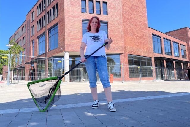 Sabrina Flesch mit Stadttauben-Kescher in der Hermannstraße in Herten