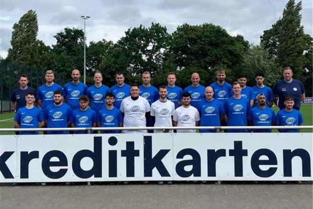 21 Spieler waren beim Trainingsauftakt des VfB Waltrop II mit dem Trainerduo Dennis Korte (oben links) und Christian van Roon (oben rechts).