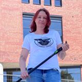 Sabrina Flesch mit Stadttauben-Kescher in der Hermannstraße in Herten