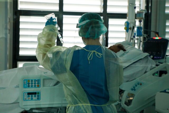 Eine Krankenschwester versorgt auf der Intensivstation des Hauptkrankenhauses Son Espases einen Patienten.