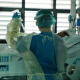 Eine Krankenschwester versorgt auf der Intensivstation des Hauptkrankenhauses Son Espases einen Patienten.