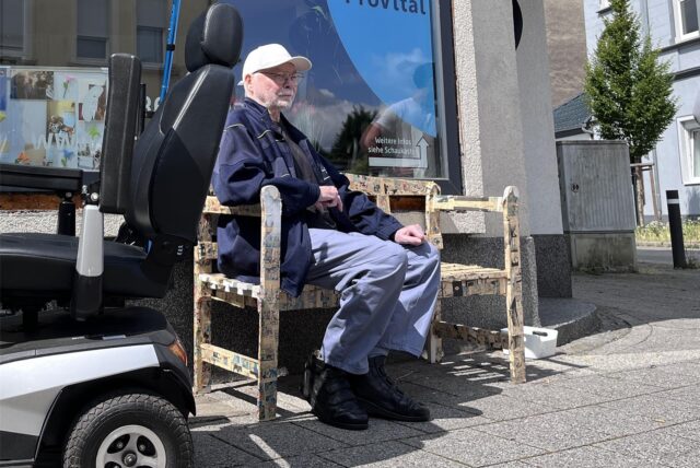Hertener Meinhard Wiersch (80) sitzt auf einer Bank