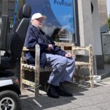 Hertener Meinhard Wiersch (80) sitzt auf einer Bank