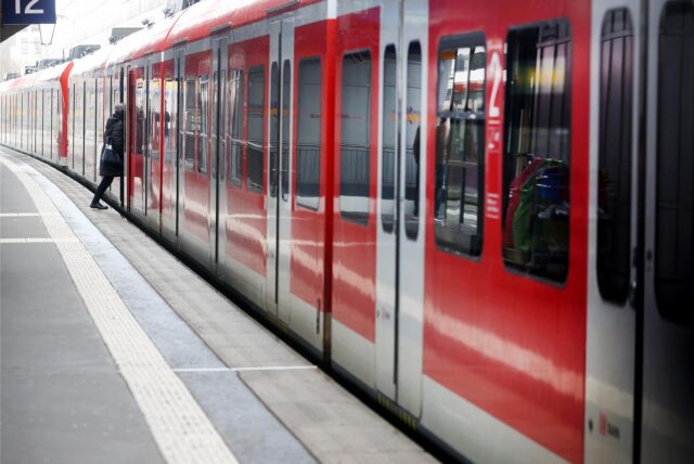 Vor der Abfahrt in Essen wird ein Lokführer bewusstlos geschlagen (Symbolbild).