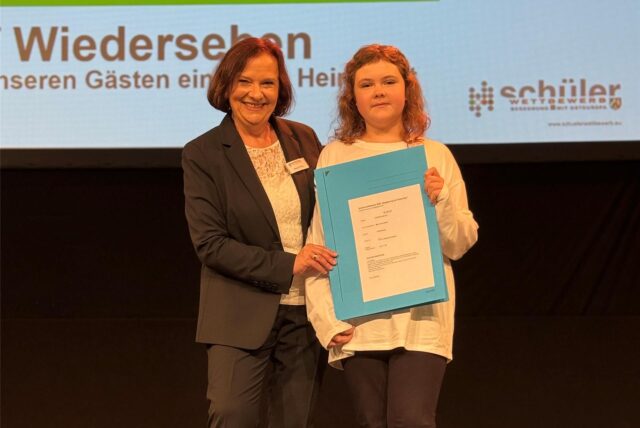 Maria Koschelew steht auf der Bühne bei der Siegerehrung des NRW-Schülerwettbewerbs „Begegnung mit Osteuropa“.