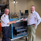 Der Kreis Recklinghausen – hier Landrat Bodo Klimpel (r.) – hat für über 120.000 Euro neues Material angeschafft, mit dem die Feuerwehr – hier Kreisbrandmeister Robert Gurk (l.) – Waldbrände bekämpfen kann.