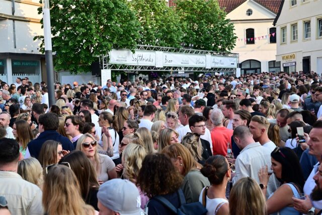 Viele Menschen stehen dicht an dicht auf dem Kirchplatz.