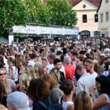 Viele Menschen stehen dicht an dicht auf dem Kirchplatz.