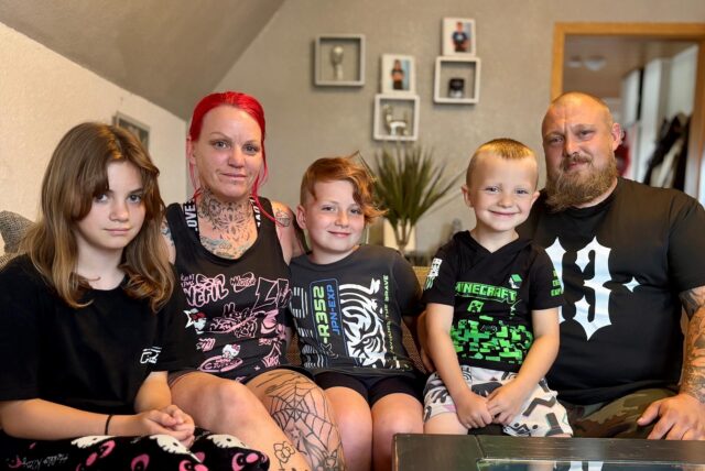 Familie Koltermann sitzt auf dem Sofa in ihrem neuen Wohnzimmer. Von links: Nele, Anika, Neven, Mio und Gerrit.