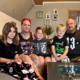 Familie Koltermann sitzt auf dem Sofa in ihrem neuen Wohnzimmer. Von links: Nele, Anika, Neven, Mio und Gerrit.