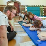 Philipp Humbsch, Student der Humanmedizin an der Charité-Universitätsmedizin Berlin, übt mit Kindern der Friedensgrundschule in Frankfurt (Oder) die Wiederbelebung an einem Dummy.