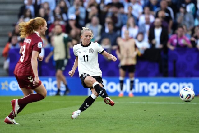 Lea Schüller erzielt das zweite Tor ihrer Mannschaft im EM-Spiel gegen Dänemark in Basel.