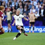 Lea Schüller erzielt das zweite Tor ihrer Mannschaft im EM-Spiel gegen Dänemark in Basel.