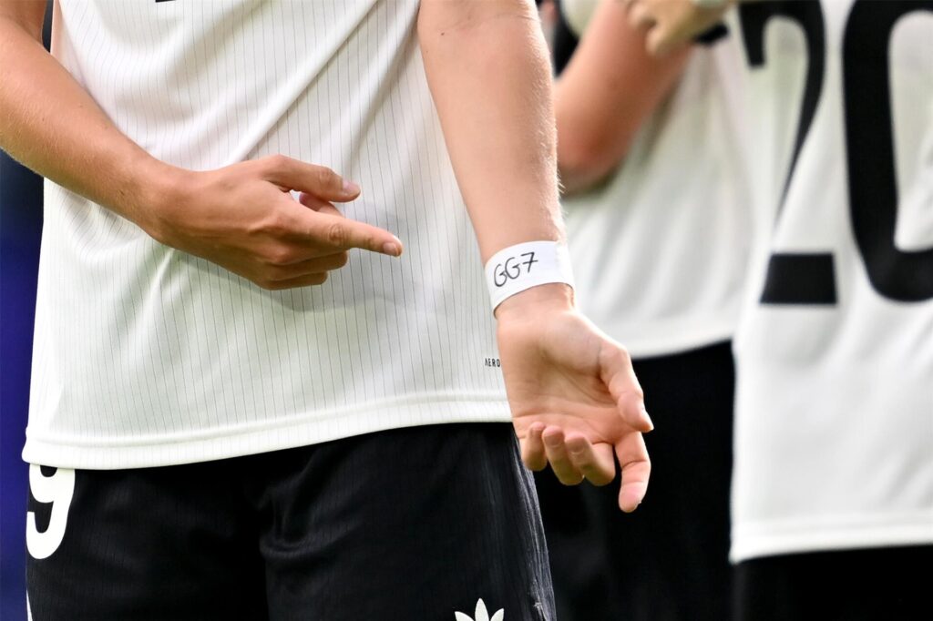 DFB-Spielerin Klara Bühl zeigt auf ihr Tape mit der Aufschrift GG7. DFB-Spielerin Klara Bühl zeigt auf ihr Tape mit der Aufschrift GG7.