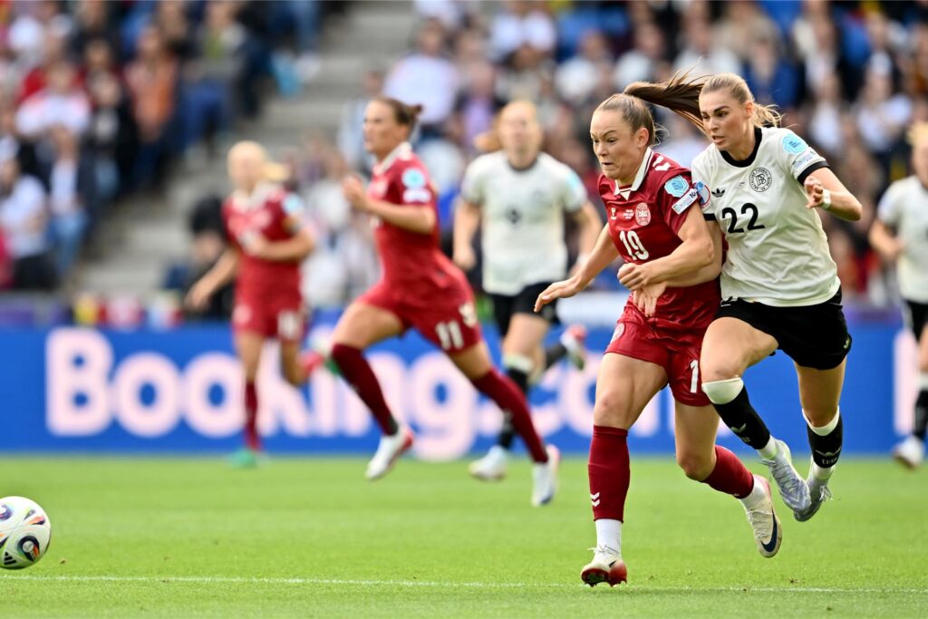 Deutschlands Jule Brand (r) und Dänemarks Janni Thomsen kämpfen im EM-Gruppenspiel in Basel um den Ball. Deutschlands Jule Brand (r) und Dänemarks Janni Thomsen kämpfen im EM-Gruppenspiel in Basel um den Ball.