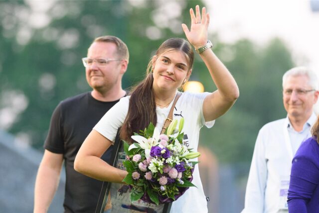 Blumen zum Abschied von der Hafenstraße: Sophia Winkler hat Ende der letzten Saison die SGS Essen. Bei Eintracht Frankfurt arbeitet die Marlerin hart für ihr Comeback.