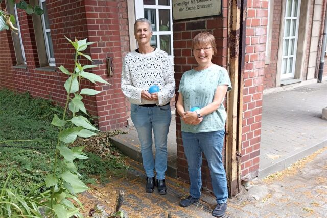 Frau Depta und Christiane Kappen stehen an der alten Zeche Brassert.