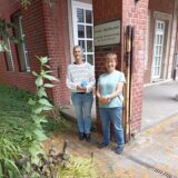 Frau Depta und Christiane Kappen stehen an der alten Zeche Brassert.