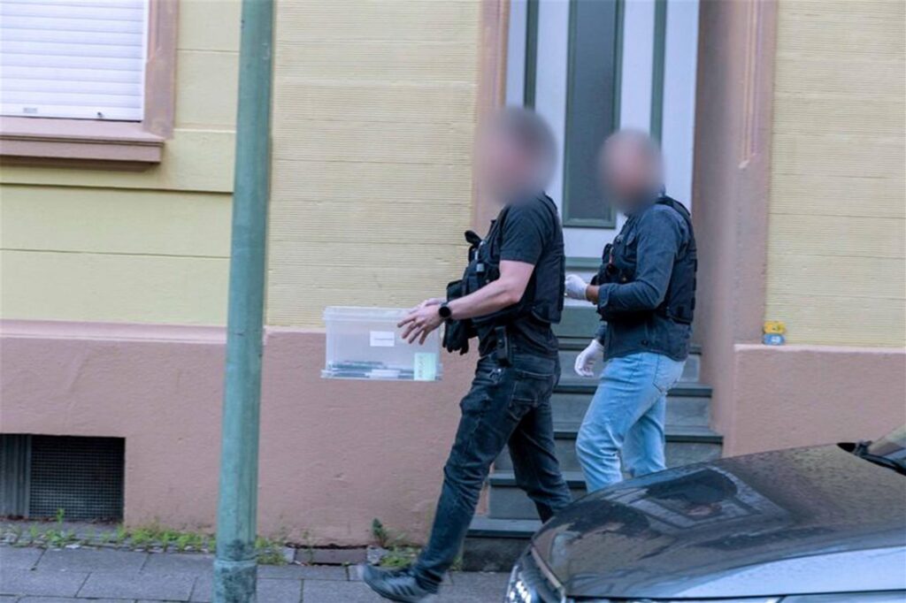In Essen ist ein 27 Jahre alter Mann wegen Terrorverdachts von Spezialeinsatzkräften der Polizei festgenommen worden.