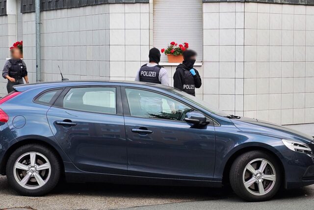 Zur Verhinderung eines mutmaßlich geplanten islamistisch-terroristisch motivierten Anschlags durchsuchen Spezialeinheiten der Polizei mehrere Objekte in verschiedenen Städten in Nordrhein-Westfalen – auch in Dortmund. Das Bild zeigt Polizeibeamte bei einem Einsatz am frühen Mittwochmorgen in Essen, wo ein 27-jähriger Beschuldigter von Spezialkräften der Polizei vorläufig festgenommen worden ist.