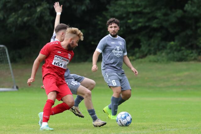 Max Kadura (l.) und Stuckenbusch verloren mit 0:2 gegen Burak Kocagöz (daneben) und Yusuf Eren Öztürk (r.) von Firtinaspor Herne.