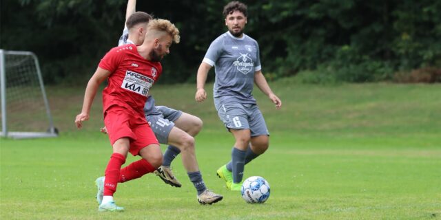 Max Kadura (l.) und Stuckenbusch verloren mit 0:2 gegen Burak Kocagöz (daneben) und Yusuf Eren Öztürk (r.) von Firtinaspor Herne.
