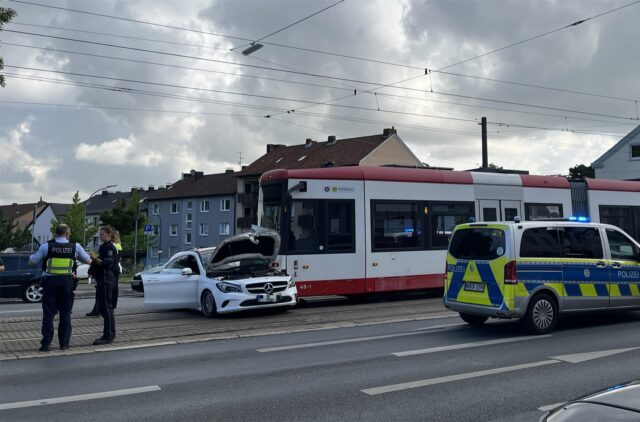 Eine Stadtbahn und ein Pkw stehen nach einem Unfall auf dem Wambeler Hellweg in Dortmund.