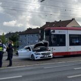 Eine Stadtbahn und ein Pkw stehen nach einem Unfall auf dem Wambeler Hellweg in Dortmund.