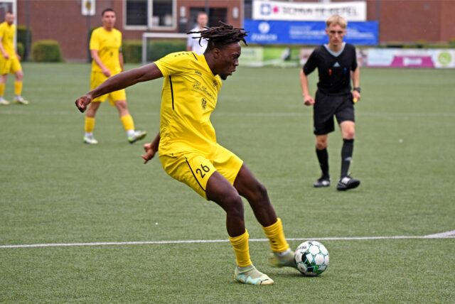 Fußballer Sidney Tekoe beim Torschuss