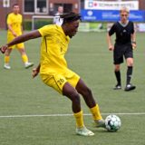 Fußballer Sidney Tekoe beim Torschuss
