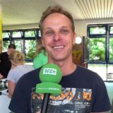 Schulsozialarbeiter Nils Schuchardt steht in der Gesamtschule Waltrop, hinter ihm wird gekickert.