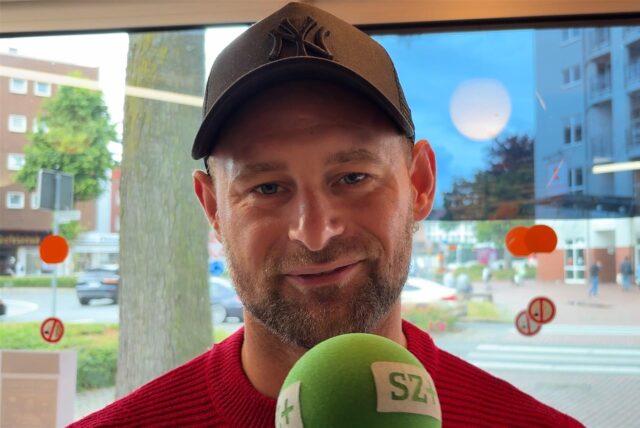 Ein Mann lächelt in die Kamera, er nimmt an unserer Umfrage teil.