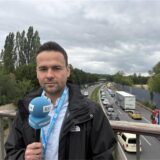 Reporter Martin Bytomski steht auf einer Brücke über der B236 in Dortmund.