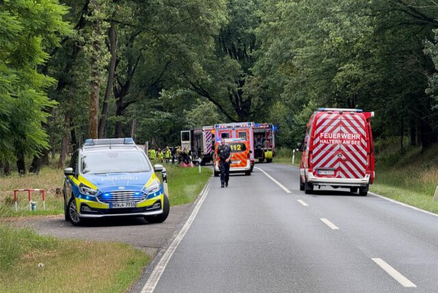 Polizei, Feuerwehr und Rettungsfahrzeuge versperren die Merfelder Straße in Haltern.