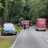 Polizei, Feuerwehr und Rettungsfahrzeuge versperren die Merfelder Straße in Haltern.