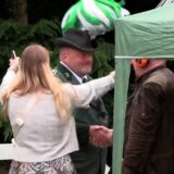 Thomas Möllers wenige Momente, nachdem er den Vogel von der Stange geholt hat.