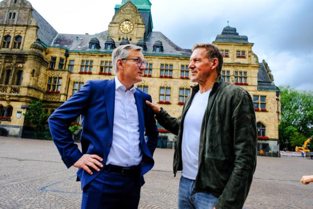 Axel Tschersich und Ralf Moeller vor dem Rathaus in Recklinghausen.