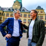 Axel Tschersich und Ralf Moeller vor dem Rathaus in Recklinghausen.