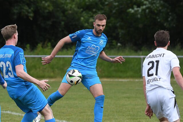 Der SV Wacker Obercastrop II mit Marius Hoffmann (M) hat sein erstes Testspiel verloren.