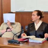 Der Angeklagte wird von Arabella Pooth verteidigt.