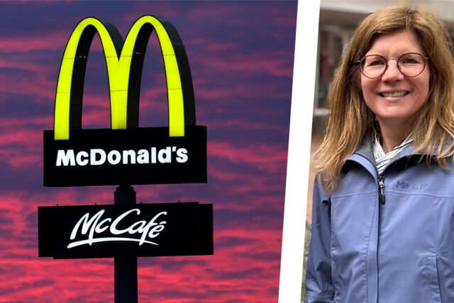 Ein McDonald´s Schild und eine Frau in blauer Jacke